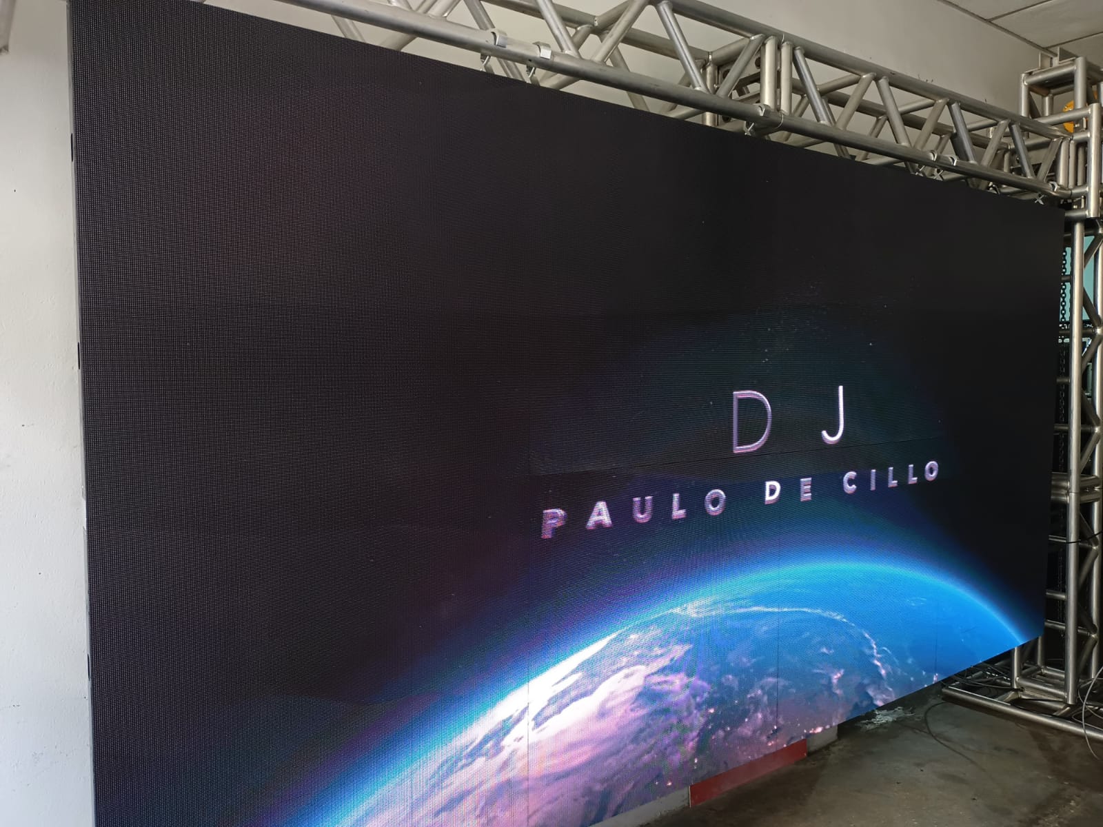 Painel de LED em box truss exibindo DJ Paulo de Cillo
