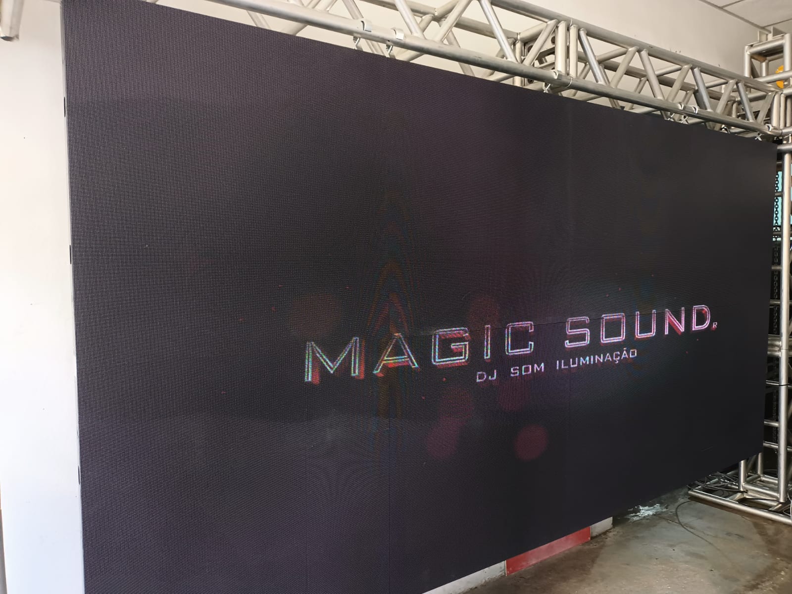 Painel de LED Magic Sound – DJ, som e iluminação, montado em box truss