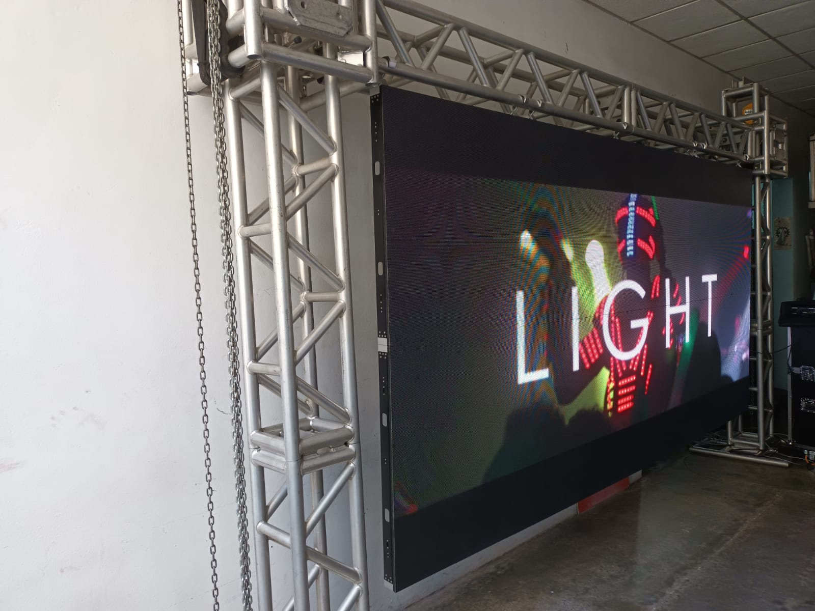 Painel de LED de alta definição exibindo vídeo LIGHT em estrutura de box truss