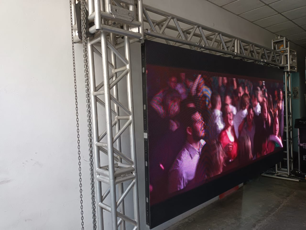 Painel de LED Magic Sound exibindo vídeo de pista de dança lotada