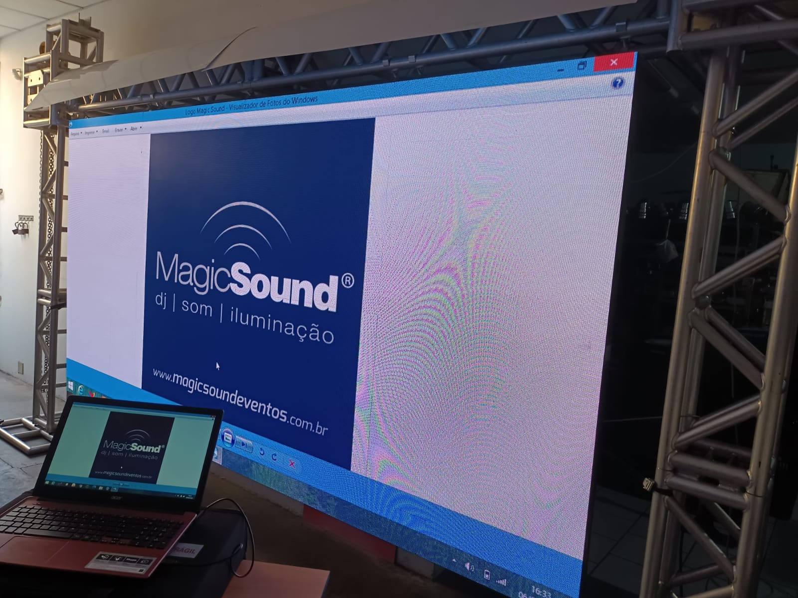 Painel de LED com logo Magic Sound e notebook de operação