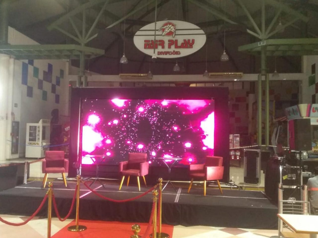 Palco com painel de LED e iluminação Magic Sound em evento no Fair Play