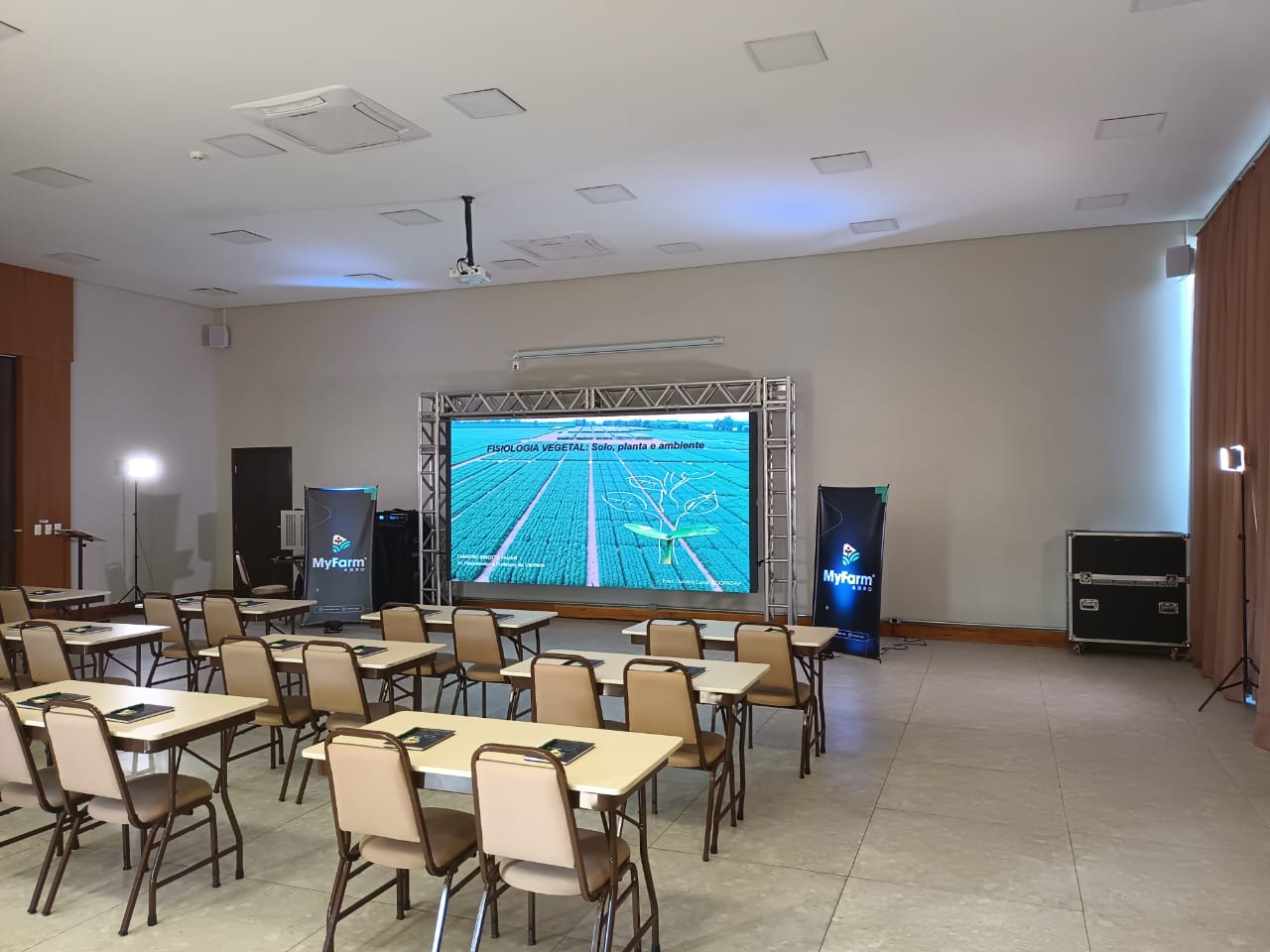 Painel de LED Magic Sound em sala de treinamento para evento corporativo