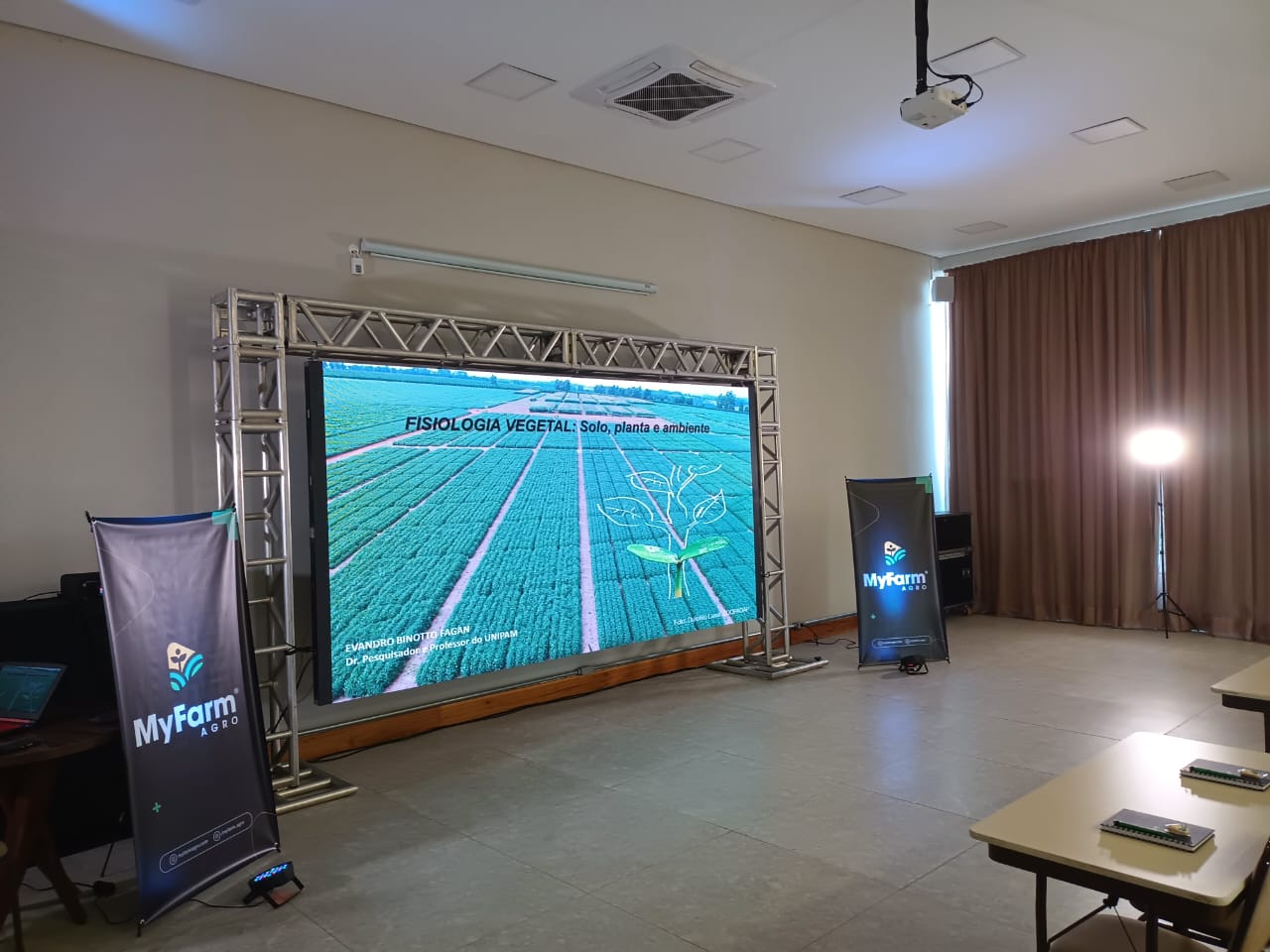 Painel de LED em auditório preparado para evento corporativo da Magic Sound