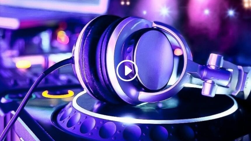 Fone de DJ sobre controladora iluminada – vídeo Magic Sound